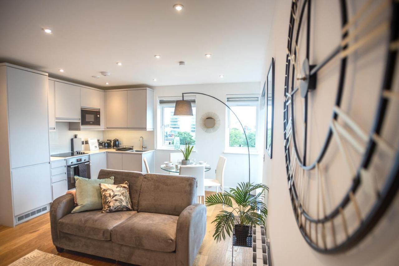 Luxe & Stylish 1 & 2 Bed Flats Near Heathrow, Legoland, & Windsor Slough Dış mekan fotoğraf