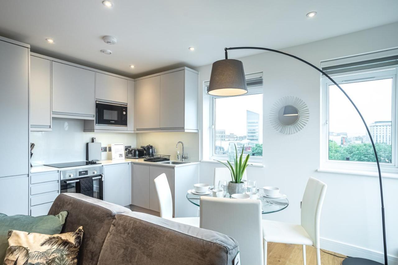 Luxe & Stylish 1 & 2 Bed Flats Near Heathrow, Legoland, & Windsor Slough Dış mekan fotoğraf