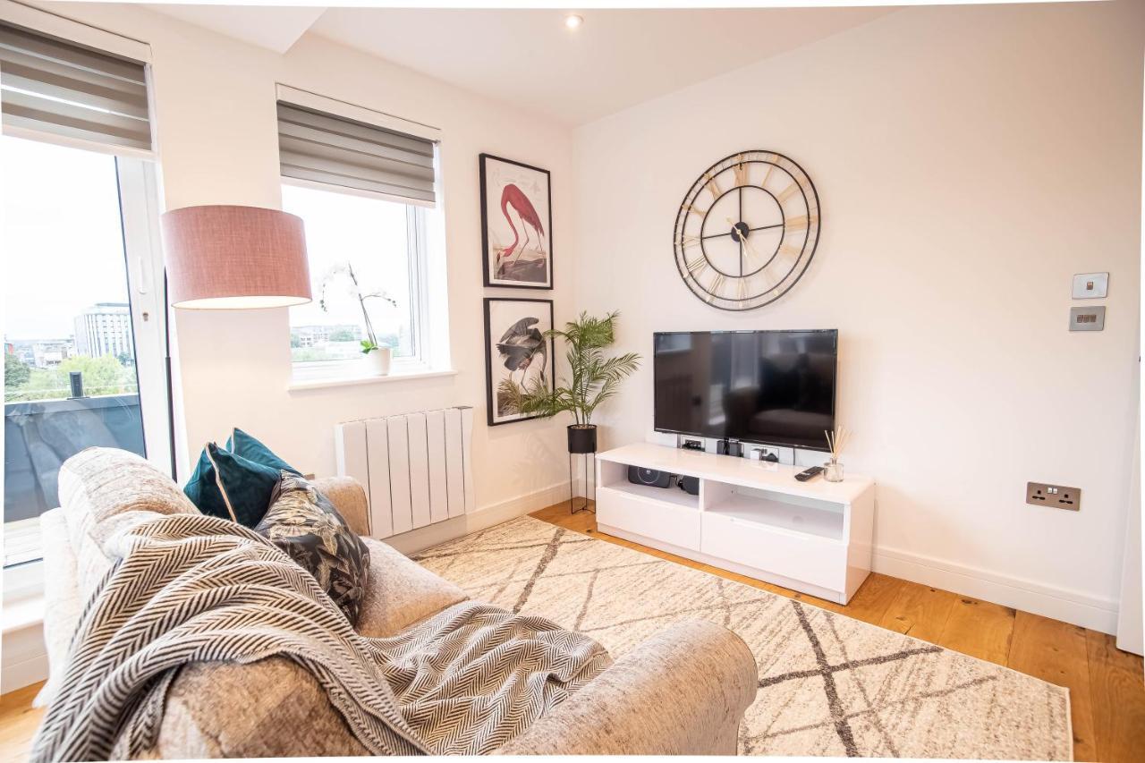 Luxe & Stylish 1 & 2 Bed Flats Near Heathrow, Legoland, & Windsor Slough Dış mekan fotoğraf