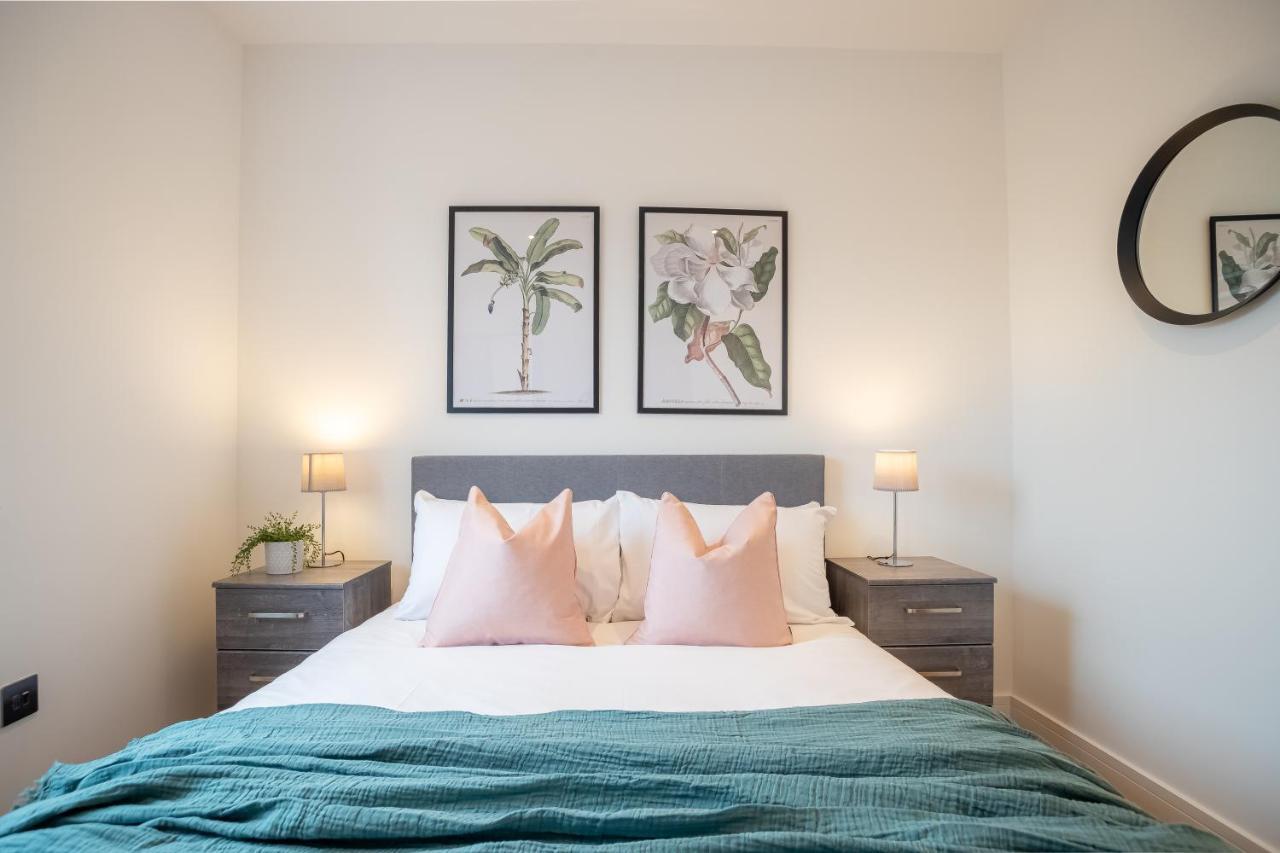 Luxe & Stylish 1 & 2 Bed Flats Near Heathrow, Legoland, & Windsor Slough Dış mekan fotoğraf
