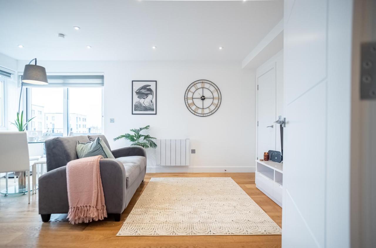 Luxe & Stylish 1 & 2 Bed Flats Near Heathrow, Legoland, & Windsor Slough Dış mekan fotoğraf