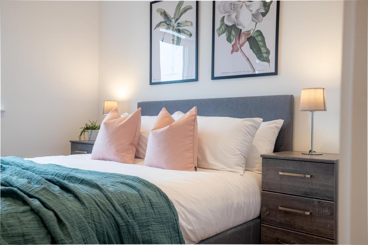 Luxe & Stylish 1 & 2 Bed Flats Near Heathrow, Legoland, & Windsor Slough Dış mekan fotoğraf