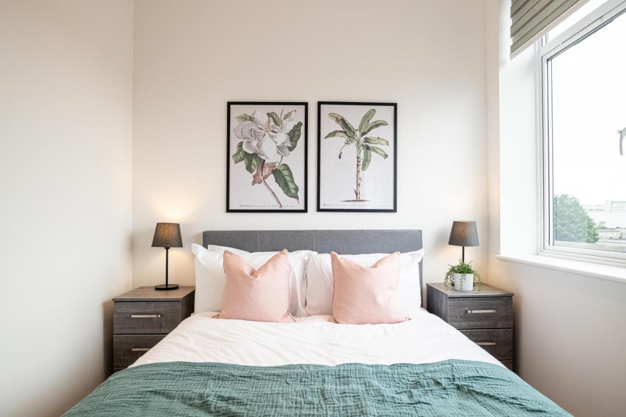 Luxe & Stylish 1 & 2 Bed Flats Near Heathrow, Legoland, & Windsor Slough Dış mekan fotoğraf