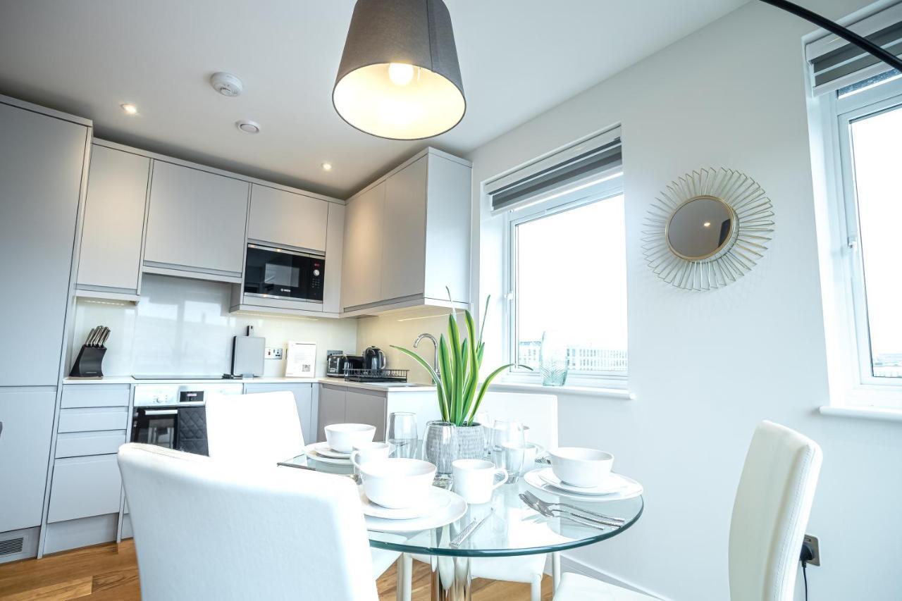 Luxe & Stylish 1 & 2 Bed Flats Near Heathrow, Legoland, & Windsor Slough Dış mekan fotoğraf