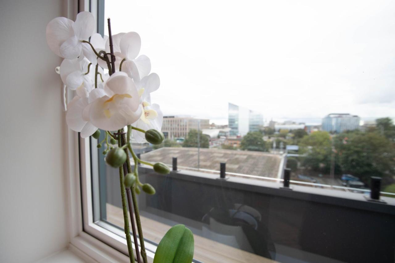 Luxe & Stylish 1 & 2 Bed Flats Near Heathrow, Legoland, & Windsor Slough Dış mekan fotoğraf