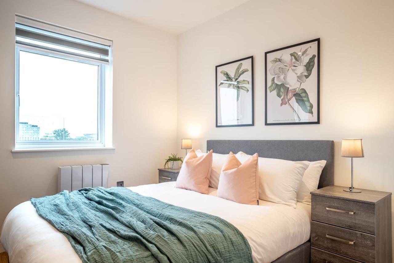 Luxe & Stylish 1 & 2 Bed Flats Near Heathrow, Legoland, & Windsor Slough Dış mekan fotoğraf