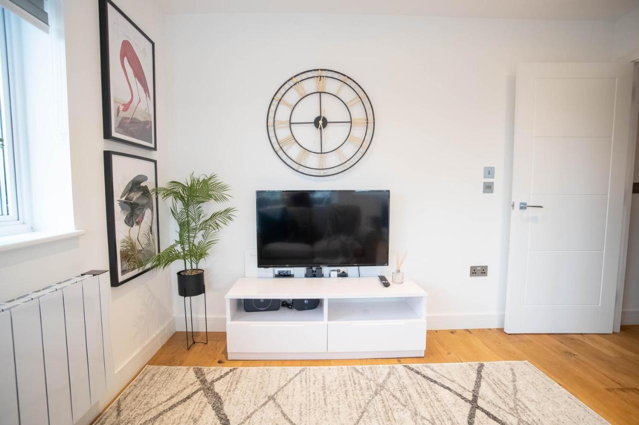 Luxe & Stylish 1 & 2 Bed Flats Near Heathrow, Legoland, & Windsor Slough Dış mekan fotoğraf