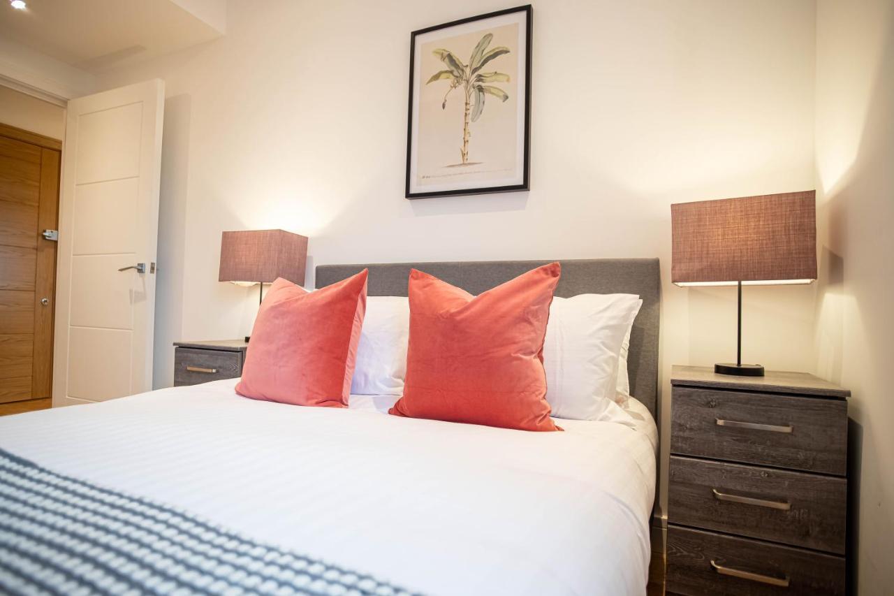Luxe & Stylish 1 & 2 Bed Flats Near Heathrow, Legoland, & Windsor Slough Dış mekan fotoğraf