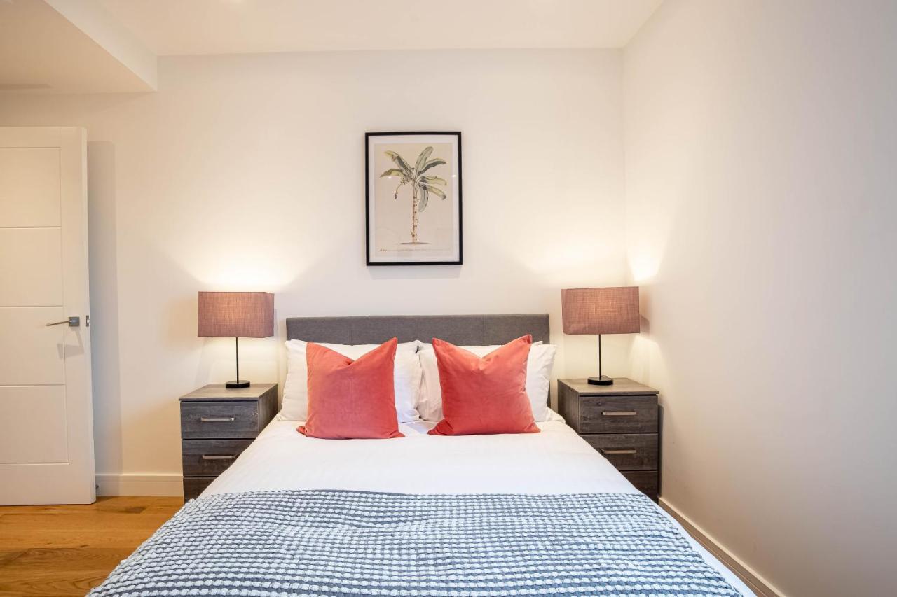 Luxe & Stylish 1 & 2 Bed Flats Near Heathrow, Legoland, & Windsor Slough Dış mekan fotoğraf