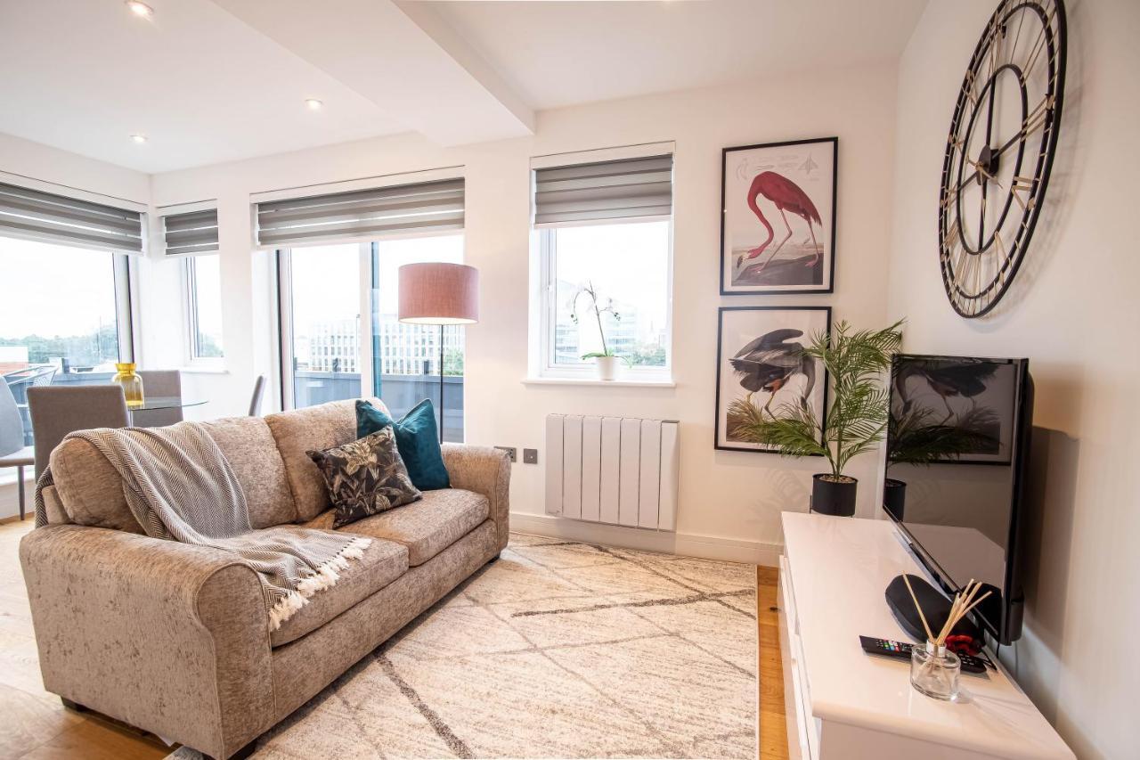 Luxe & Stylish 1 & 2 Bed Flats Near Heathrow, Legoland, & Windsor Slough Dış mekan fotoğraf